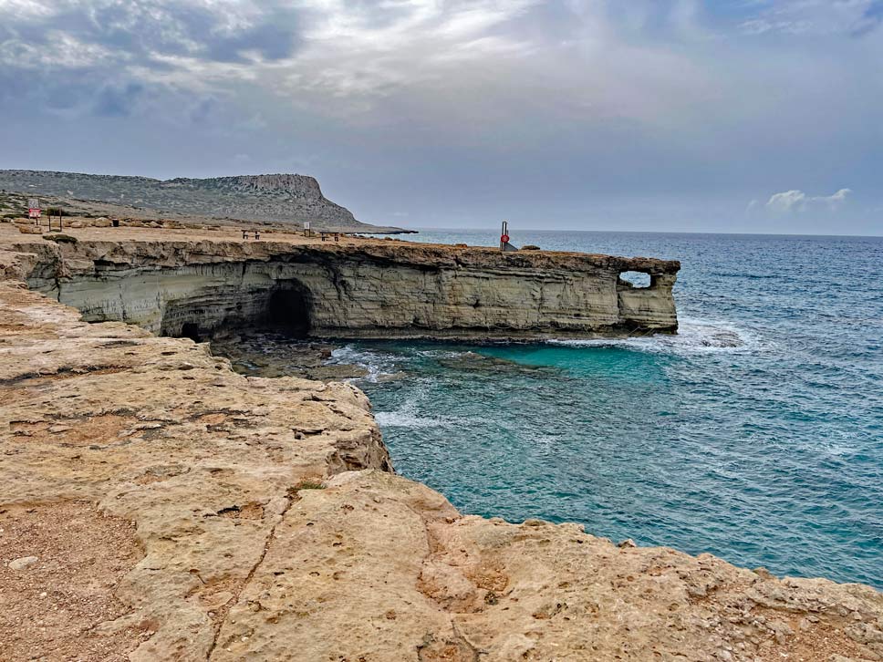 zerklueftete-felskueste-am-meer-mit-blick-auf-kap-greco