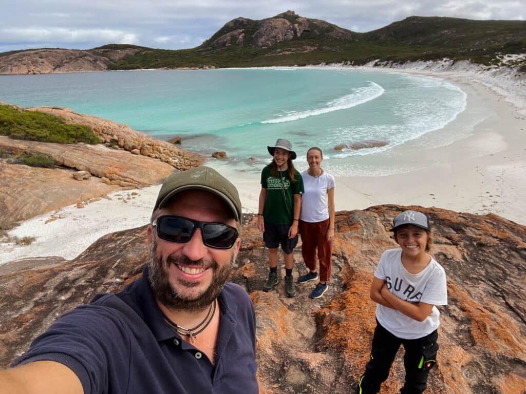 strandfamilie-an-weissem-sandstrand-australien