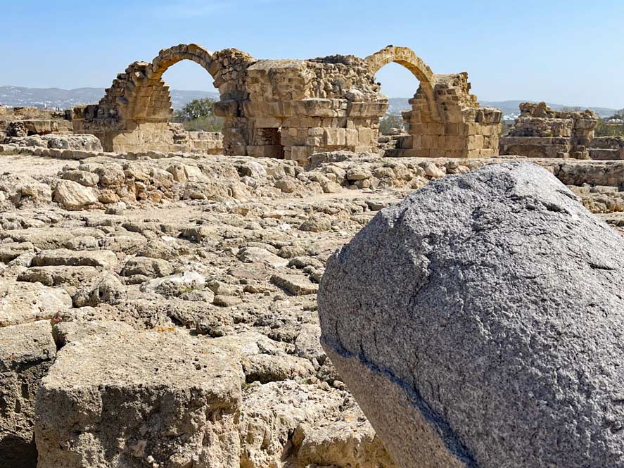 kastell-ruinen-mit-zwei-rundboegen-nea-paphos