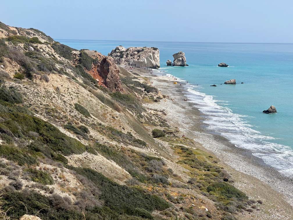 aussichtspunkt-ueber-strand-mit-weissen-felsen-im-meer