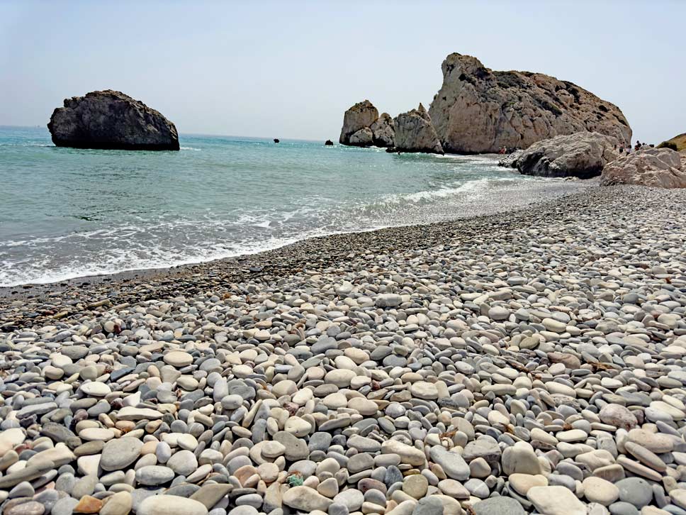 steinstrand-mit-hellblauem-meer-und-weissen-felsen