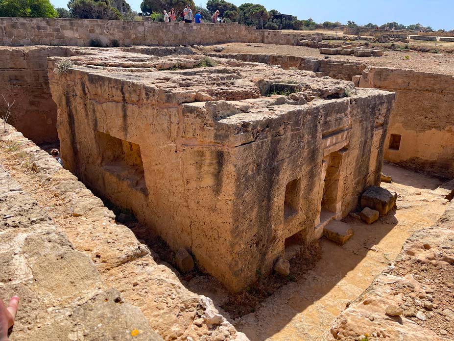 kastenfoermige-grabstaette-in-paphos