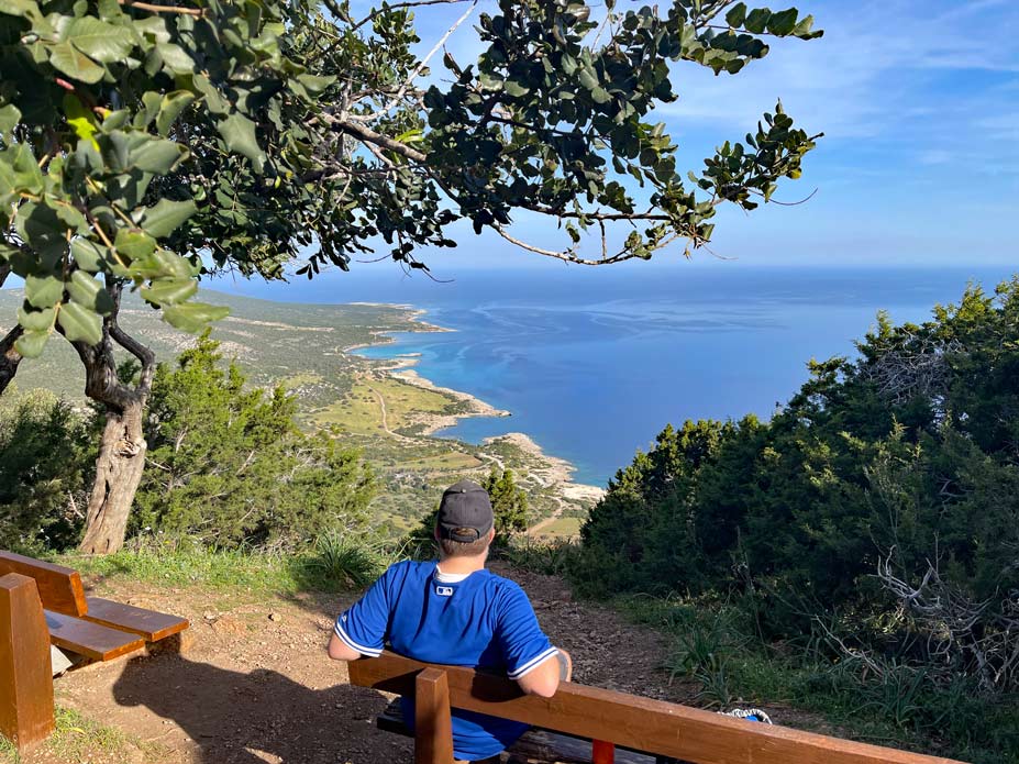 mann-geniesst-aussicht-auf-dem-aphrodite-trail-ueber-das-blaue-meer