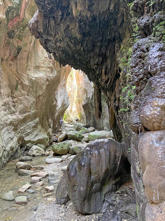 schlucht-in-zypern-mit-engen-felswaenden