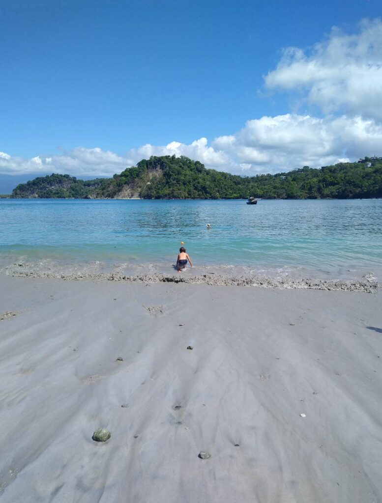 heller sandstrand an dem kind spielt in costa rica