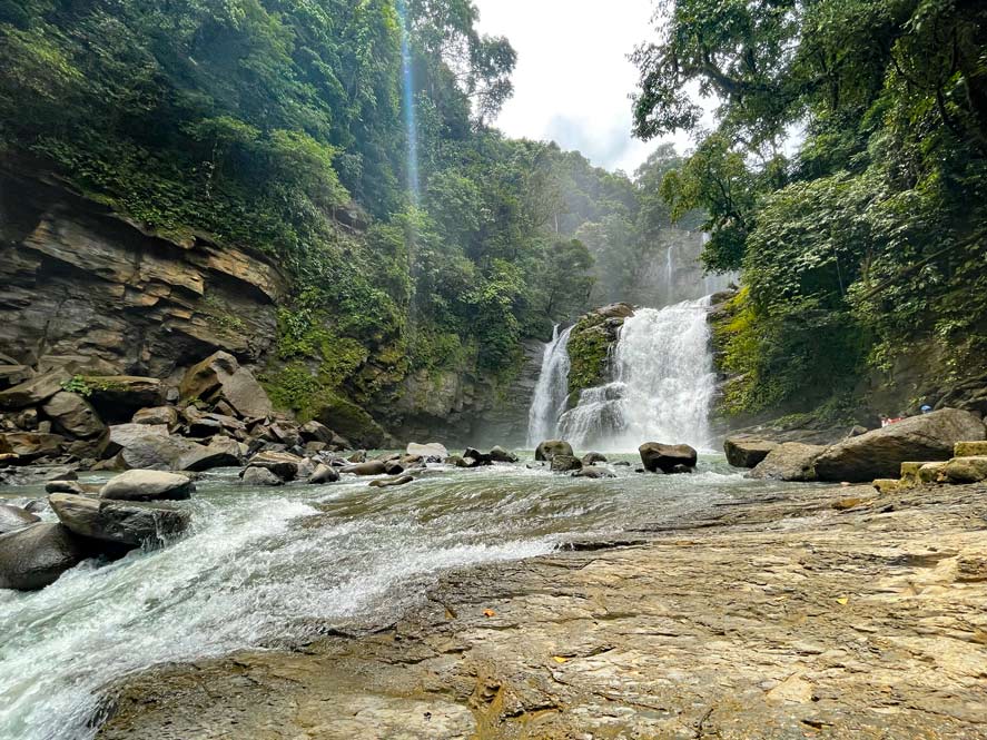 Costa Rica Rundreise - Diese 9 Etappen dürft ihr nicht verpassen! mehrstufiger-wasserfall-im-dschungel-in-costa-rica