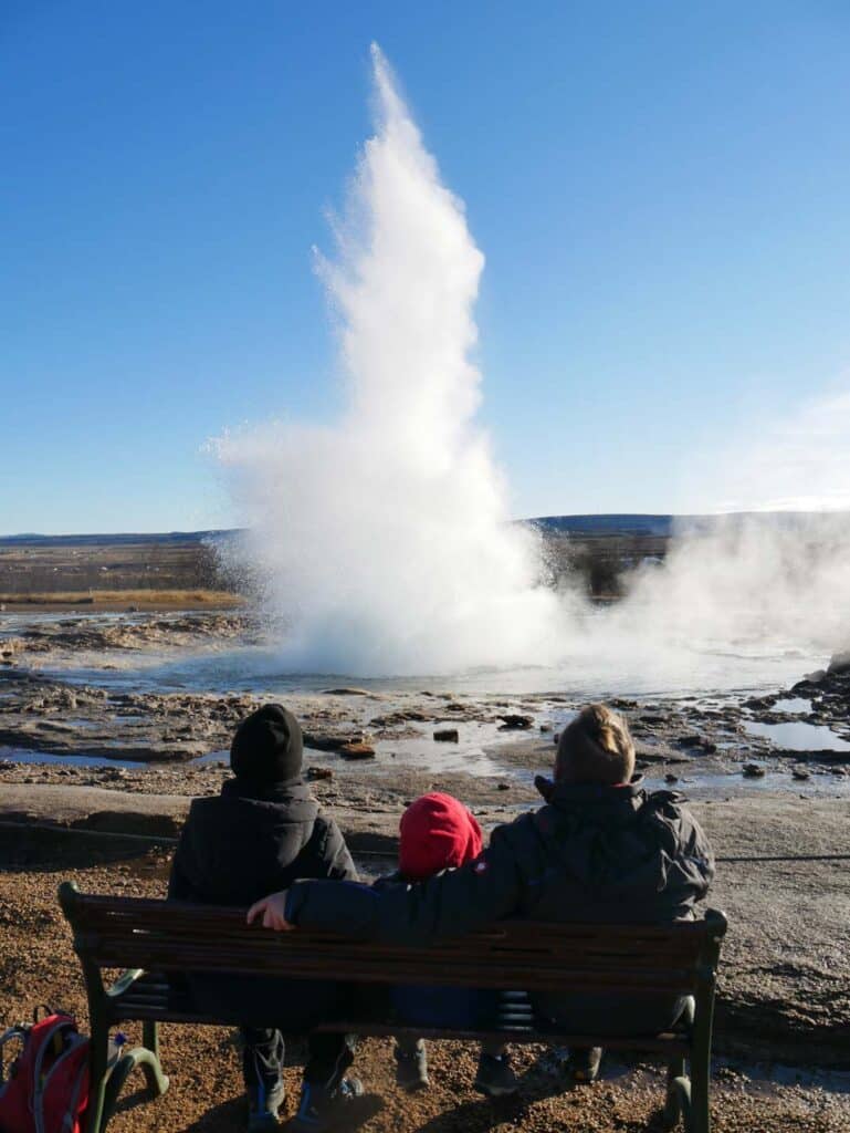 Golden Circle Island - 3+ Island Highlights auf einer Route familie-sitzt-auf-bank-vor-ausbrechendem-geysir-auf-island