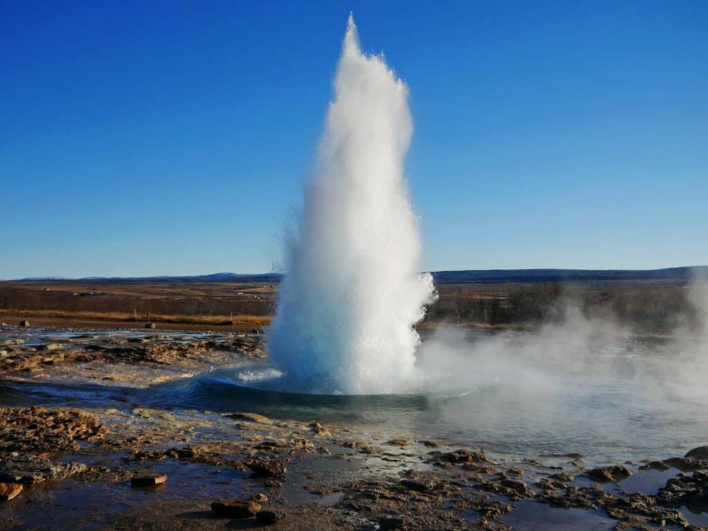 Golden Circle Island - 3+ Island Highlights auf einer Route heysir-strokkur-schiesst-fontaene-in-die-luft