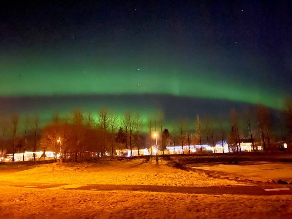 polarlichter über campingplatz mit ferienhäusern in selfoss