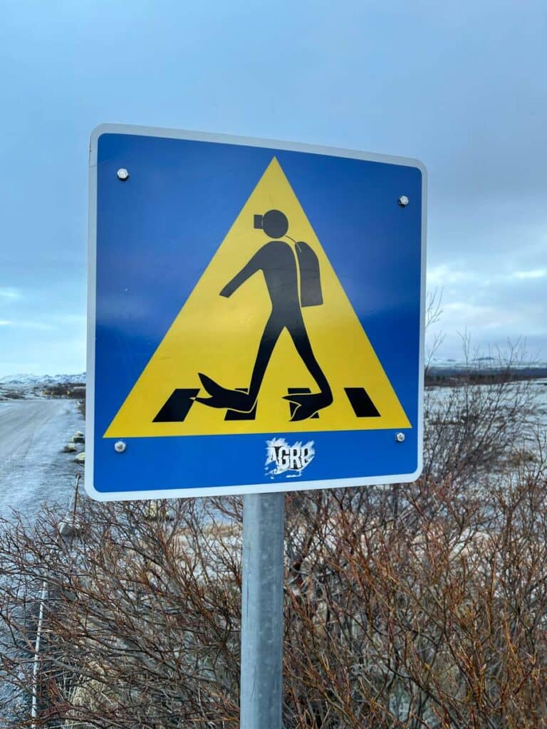 schild mit taucher der über zebrastreifen läuft auf island