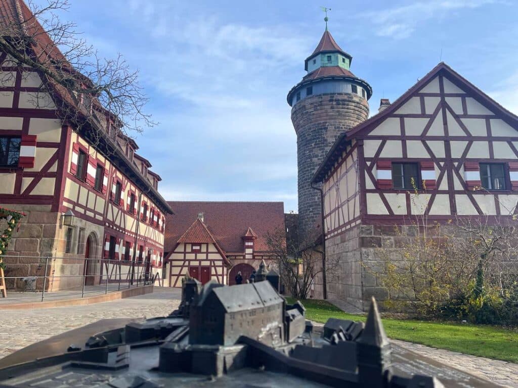 Nürnberg Sehenswürdigkeiten - Städtetrip oder Zeitreise? vorne-miniaturnachbau-kaiserburg-nuernberg-dahinter-burghof-und-hoher turm