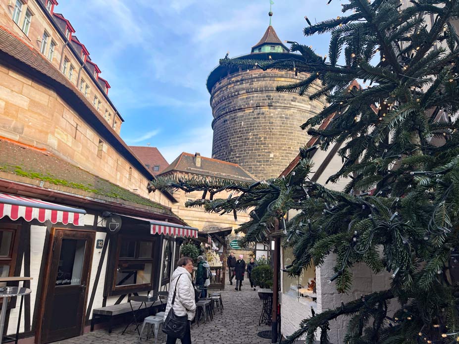 Nürnberg Sehenswürdigkeiten - Städtetrip oder Zeitreise? handwerkerhof-nuernberg-kleine-buden-und-shops-an-der-stadtmauer