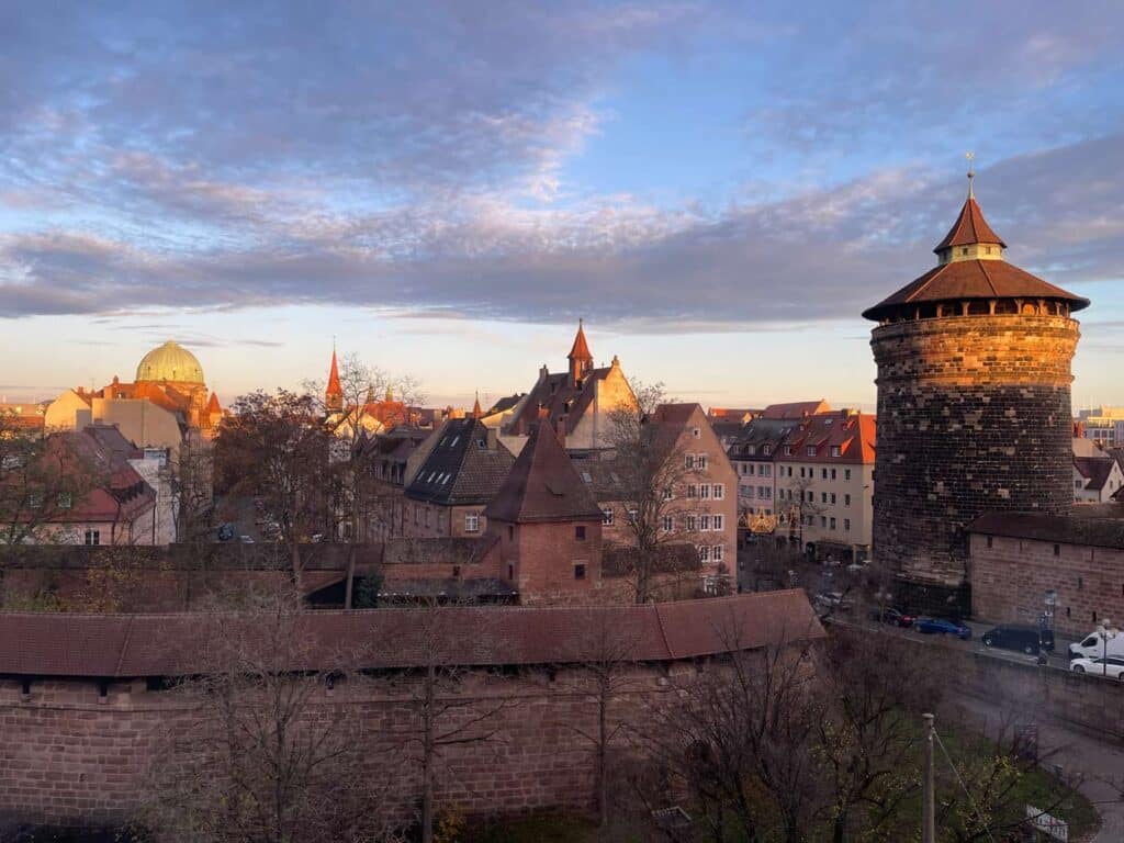 Nürnberg Sehenswürdigkeiten - Städtetrip oder Zeitreise? blick-auf-die-stadtmauer-in-nuernberg