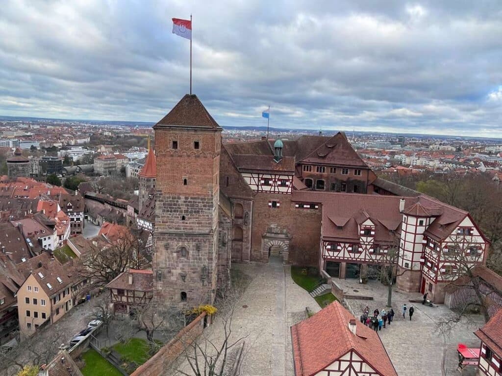Nürnberg Sehenswürdigkeiten - Städtetrip oder Zeitreise? kaiserburg-nuernberg-dahinter-altstadt