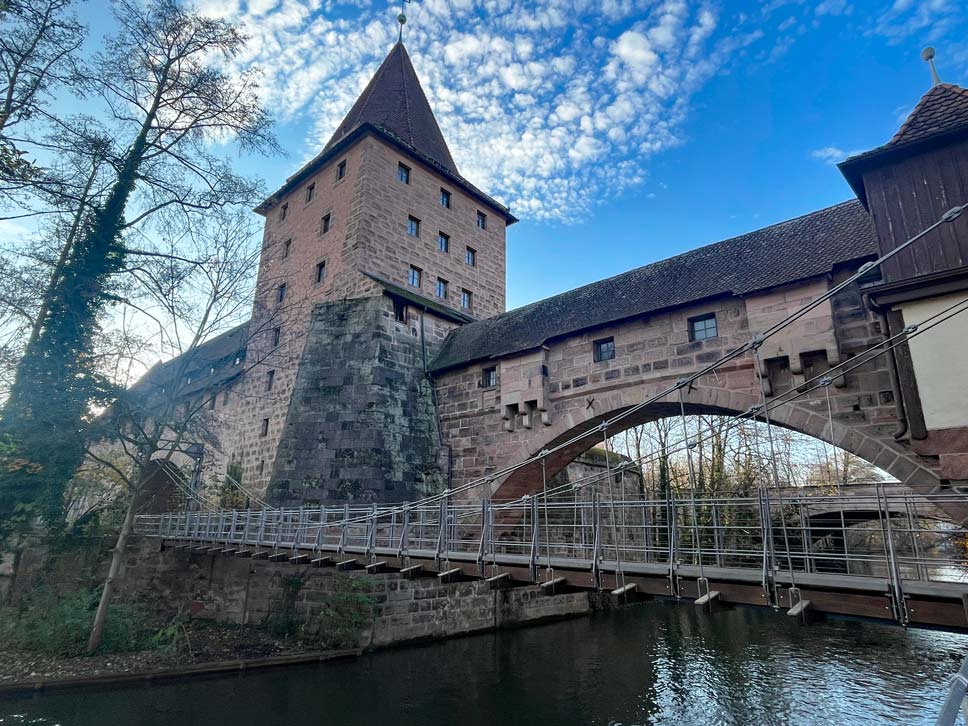 Nürnberg Sehenswürdigkeiten - Städtetrip oder Zeitreise? kettensteg-an-altem-gebaeude-ueber-fluss