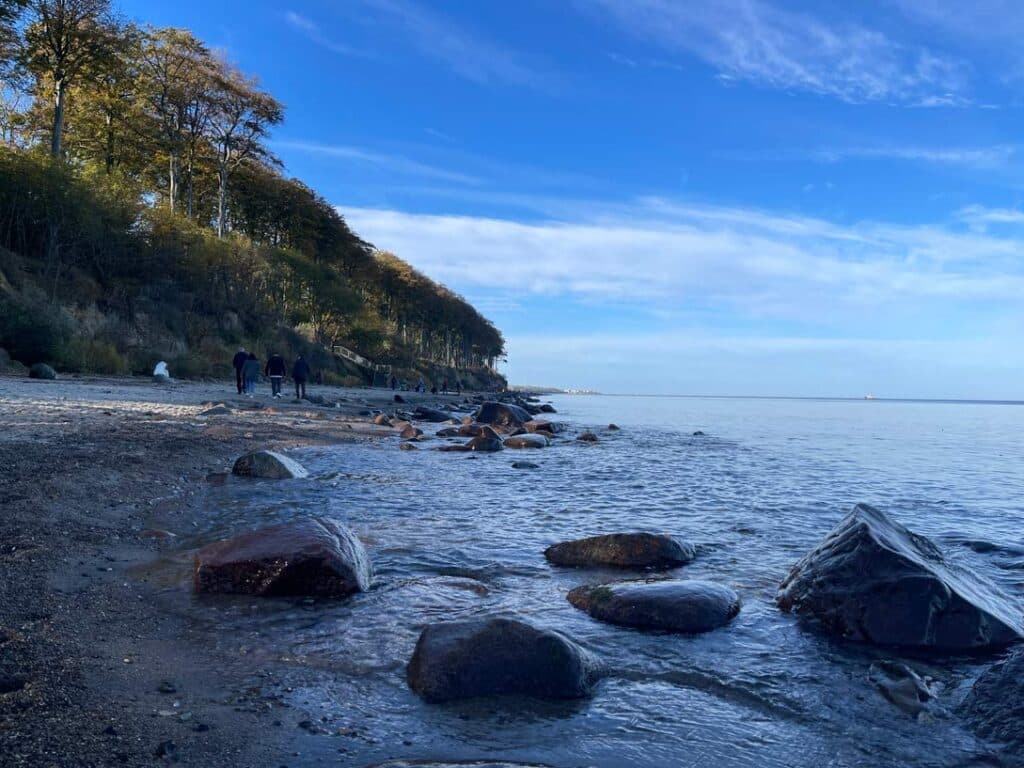 kinderstrand-heiligendamm-boulder-liegen-im-sand-unterhalb-der-steilkueste