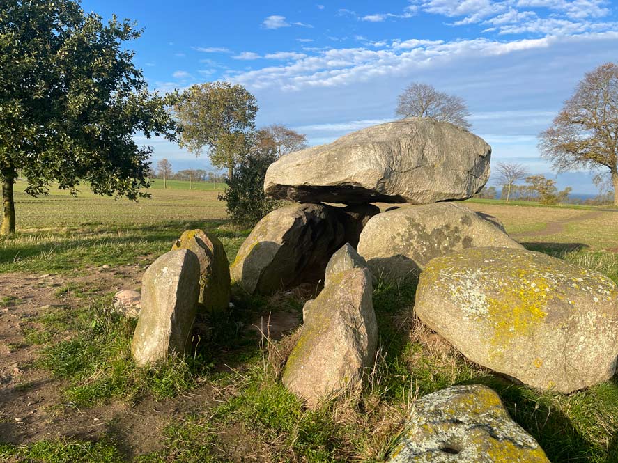 dolmengrab-steinhaufen-als-grabstaedte-an-der-ostsee