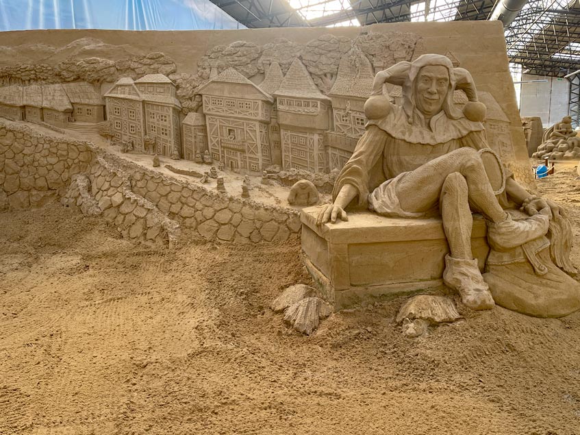 sandskulptur-till-eulenspiegel-in-travemuende