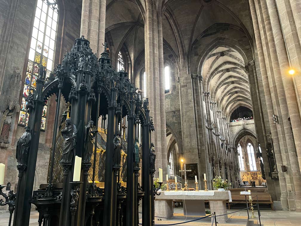 Nürnberg Sehenswürdigkeiten - Städtetrip oder Zeitreise? grab-des-heiligen-sebaldus-in-der-kirche