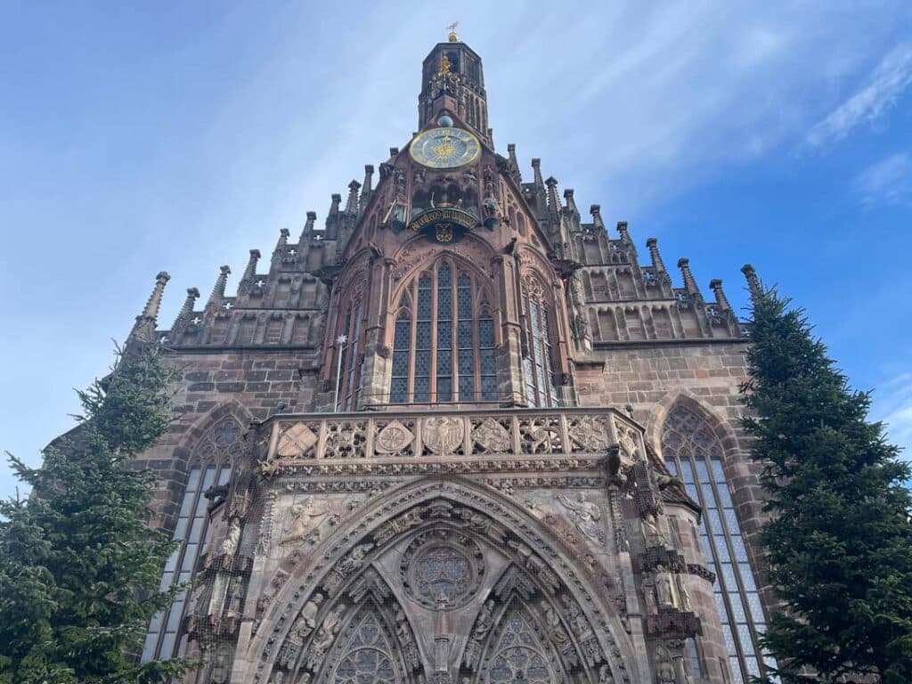 Nürnberg Sehenswürdigkeiten - Städtetrip oder Zeitreise? frauenkirche-nuernberg-mit-zwei-tannenbaeumen-an-der-seite