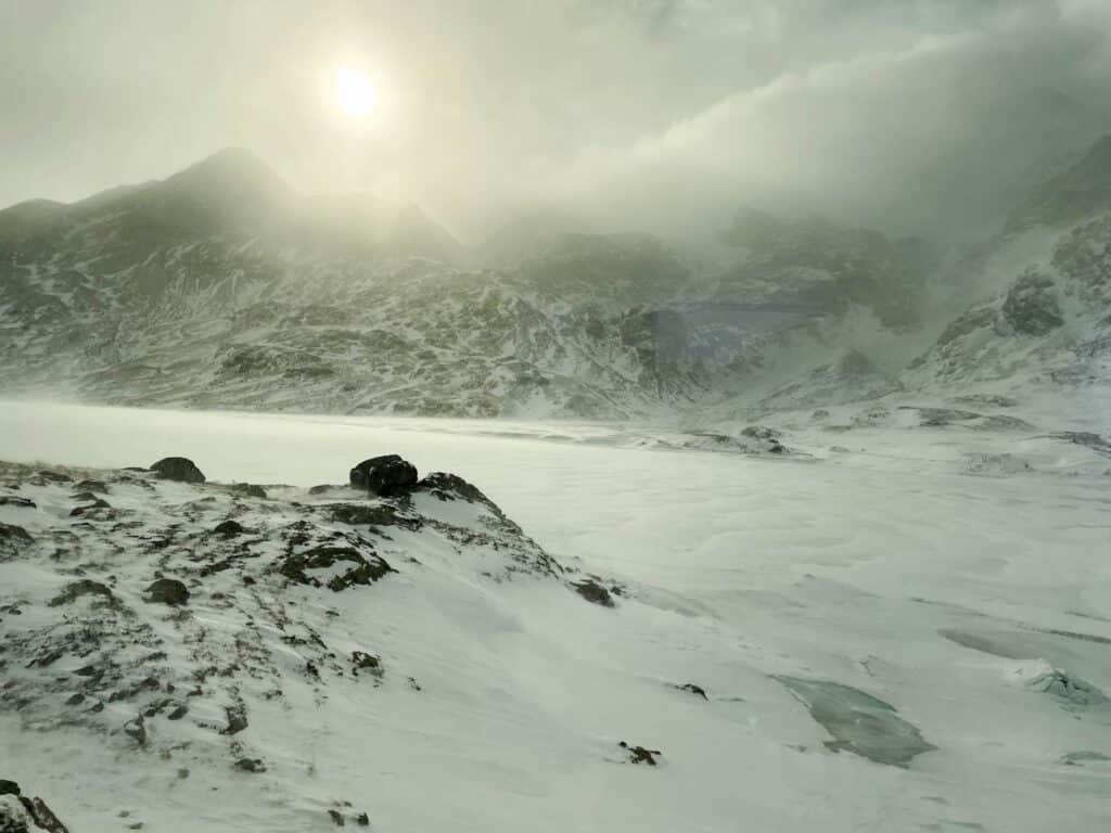 Bernina Express vs. Regionalbahn: Tipps für die perfekte Zugreise durch die Schweizer Alpen verschneite-landschaft-auf-dem-bernina-pass-im-winter
