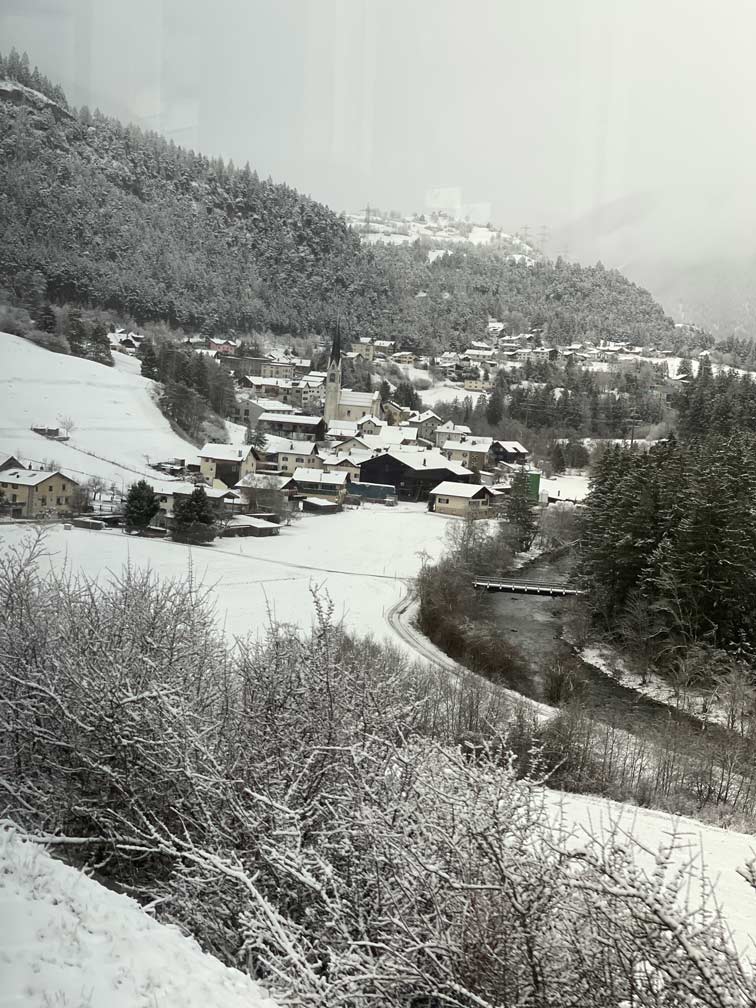 Bernina Express vs. Regionalbahn: Tipps für die perfekte Zugreise durch die Schweizer Alpen verschneites-dorf-in-der-schweiz