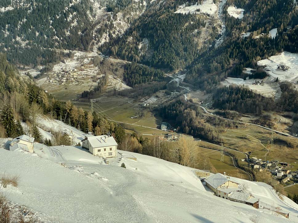 Bernina Express vs. Regionalbahn: Tipps für die perfekte Zugreise durch die Schweizer Alpen schneelandschaft-in-den-bergen