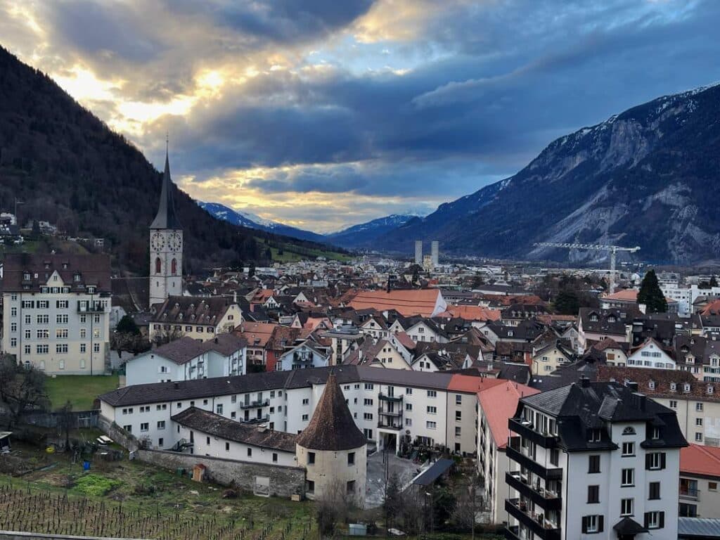 Bernina Express vs. Regionalbahn: Tipps für die perfekte Zugreise durch die Schweizer Alpen blick-ueber-die-stadt-chur-in-der-schweiz