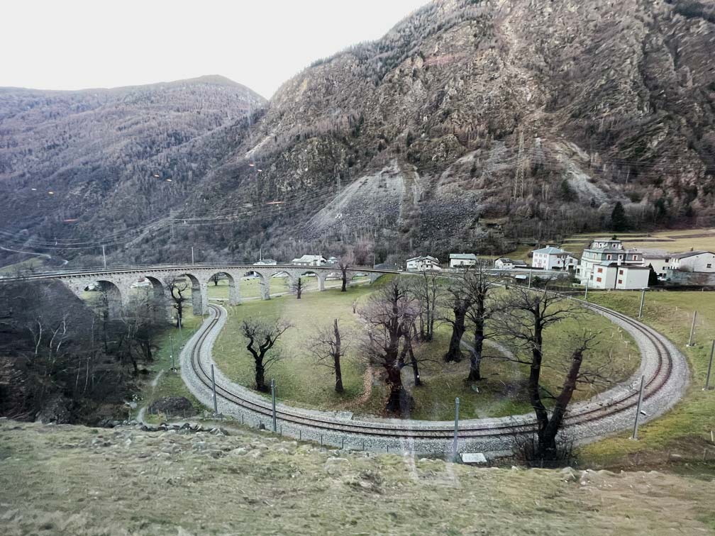 Bernina Express vs. Regionalbahn: Tipps für die perfekte Zugreise durch die Schweizer Alpen kreisviadukt-in-brusio