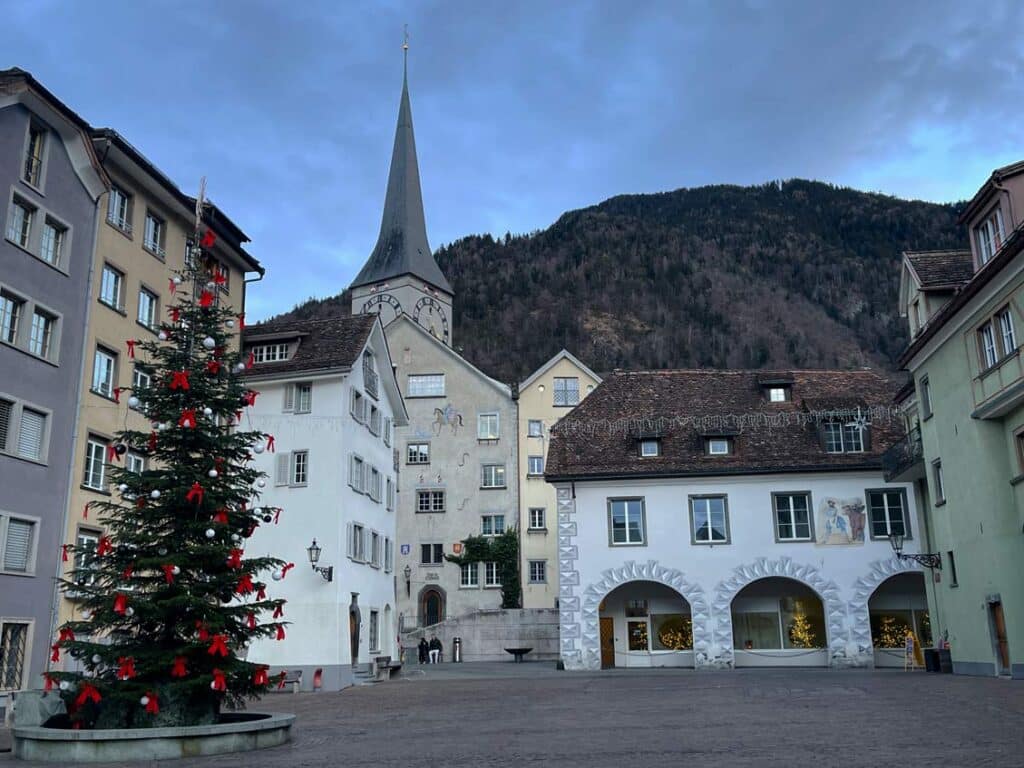 Bernina Express vs. Regionalbahn: Tipps für die perfekte Zugreise durch die Schweizer Alpen altstadt-mit-weihnachtsbaum-chur