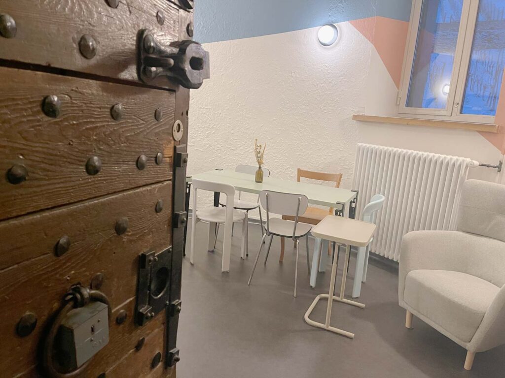 Bernina Express vs. Regionalbahn: Tipps für die perfekte Zugreise durch die Schweizer Alpen alte-holztuer-fuehrt-in-co-working-place-im-hotel