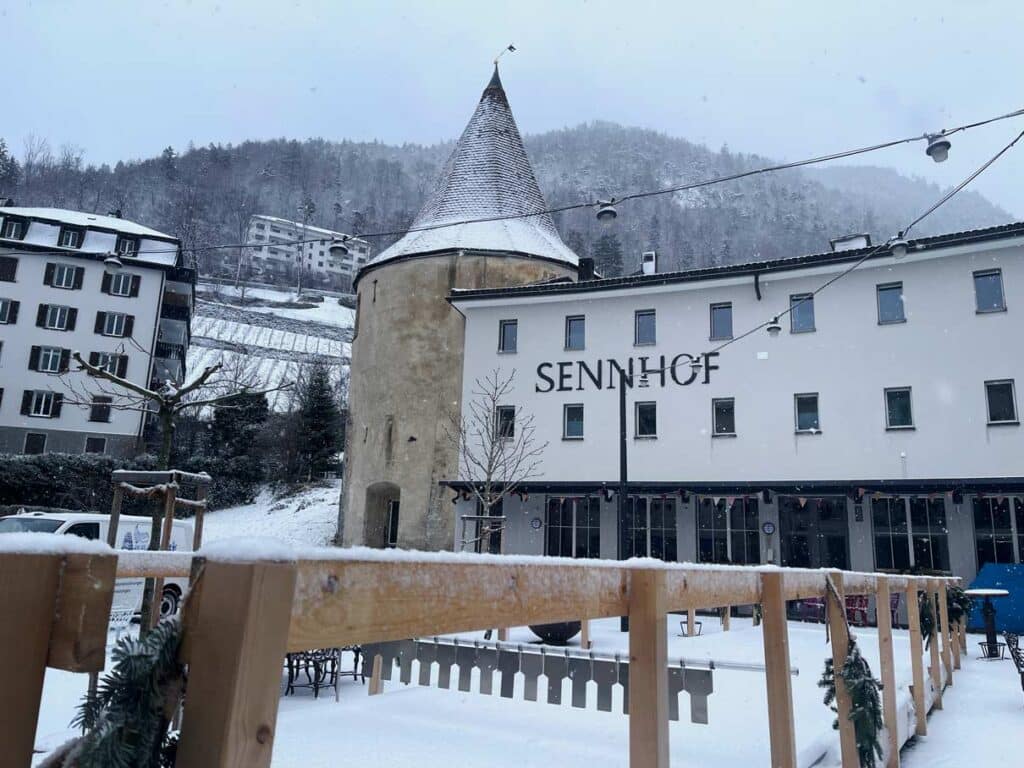 Bernina Express vs. Regionalbahn: Tipps für die perfekte Zugreise durch die Schweizer Alpen sennhof-in-chur-im-schnee