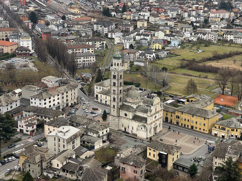 Bernina Express vs. Regionalbahn: Tipps für die perfekte Zugreise durch die Schweizer Alpen wallfahrtskirche-madonna-di-tirano