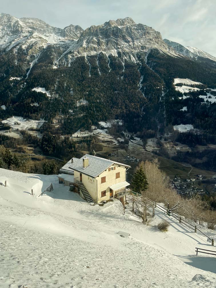 Bernina Express vs. Regionalbahn: Tipps für die perfekte Zugreise durch die Schweizer Alpen haus-im-schnee-vor-bergmassiv