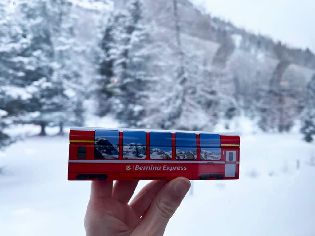 Bernina Express vs. Regionalbahn: Tipps für die perfekte Zugreise durch die Schweizer Alpen schokoladenbox-bernina-express-fotografiert-im-bernina-express-vor-schnee