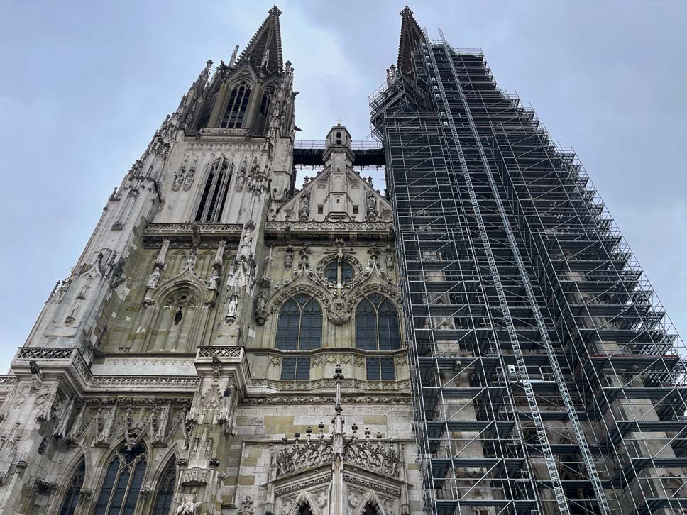 st peter dom in regensburg von außen mit gerüst am rechten turm