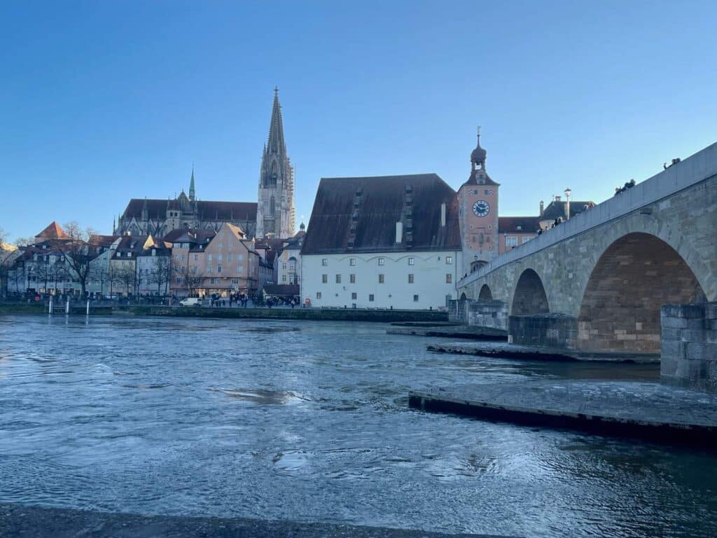 steinerner bruecke von der seite fotografiert mit dom im hintergrund