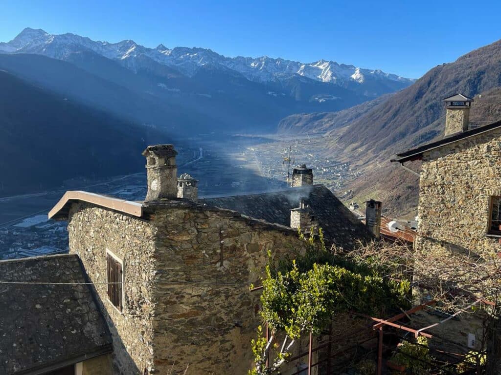 Bernina Express vs. Regionalbahn: Tipps für die perfekte Zugreise durch die Schweizer Alpen bergdorf-bei-tirano-mit-blick-auf-berge