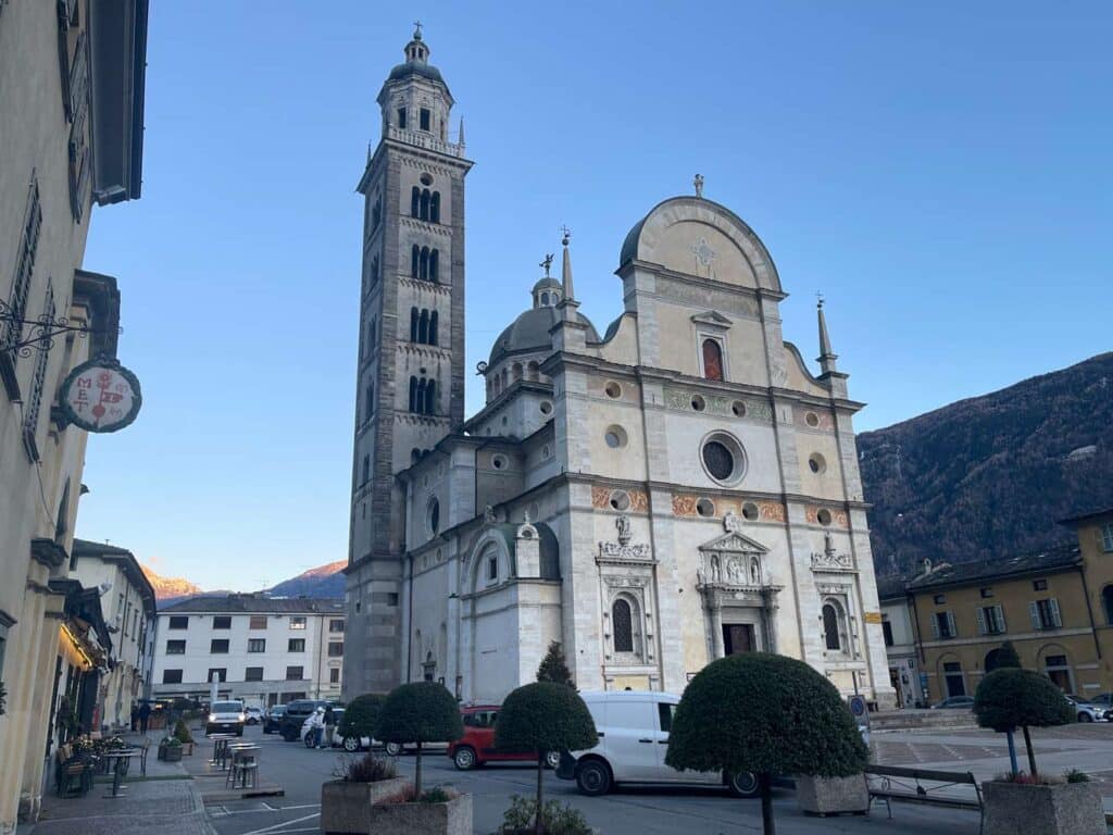 Bernina Express vs. Regionalbahn: Tipps für die perfekte Zugreise durch die Schweizer Alpen wallfahrtskirche-in-tirano
