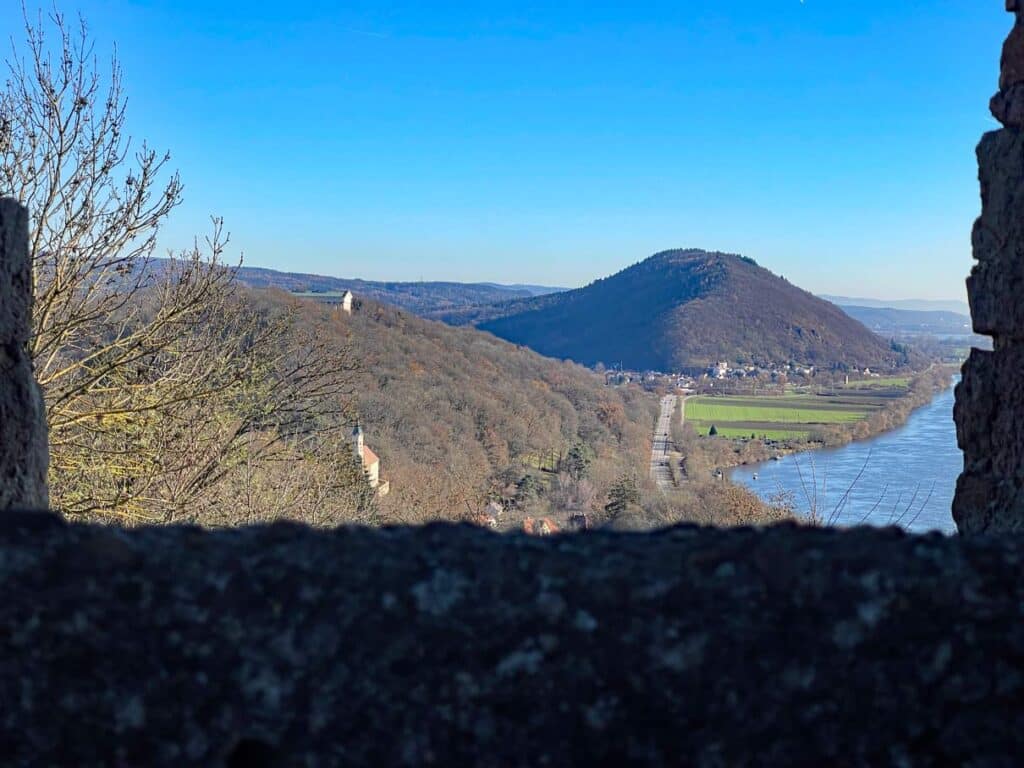 blick durch burgfenster der burgruine donaustauf auf walhalla