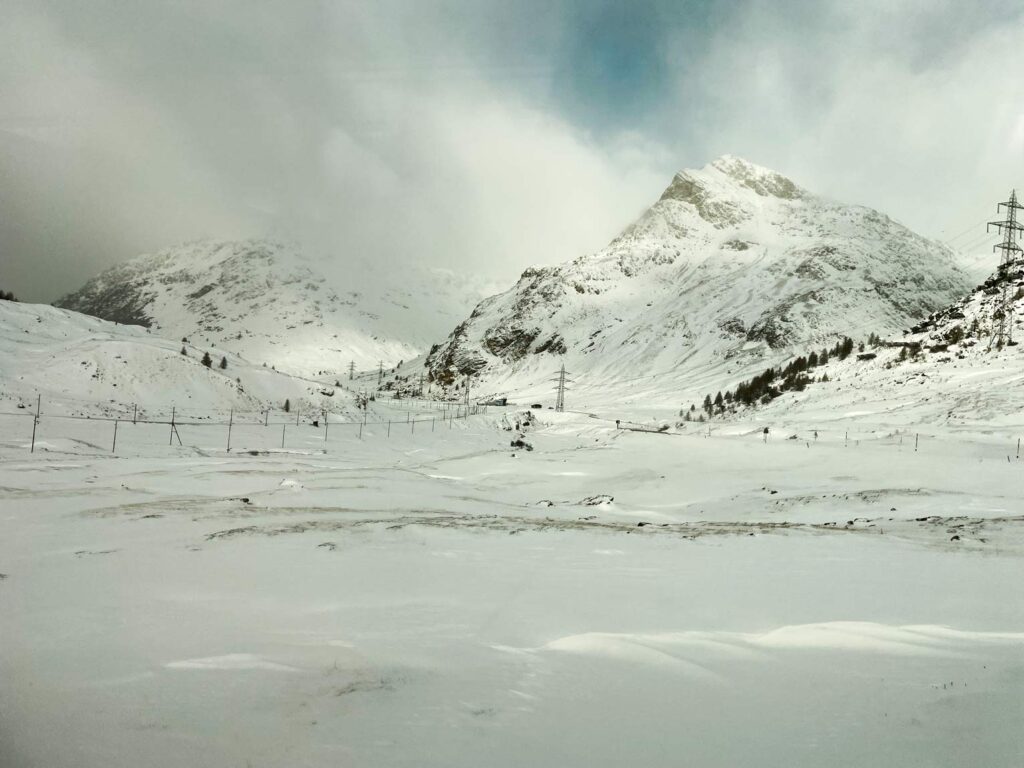 Bernina Express vs. Regionalbahn: Tipps für die perfekte Zugreise durch die Schweizer Alpen schneelandschaft-auf-dem-bernina-pass