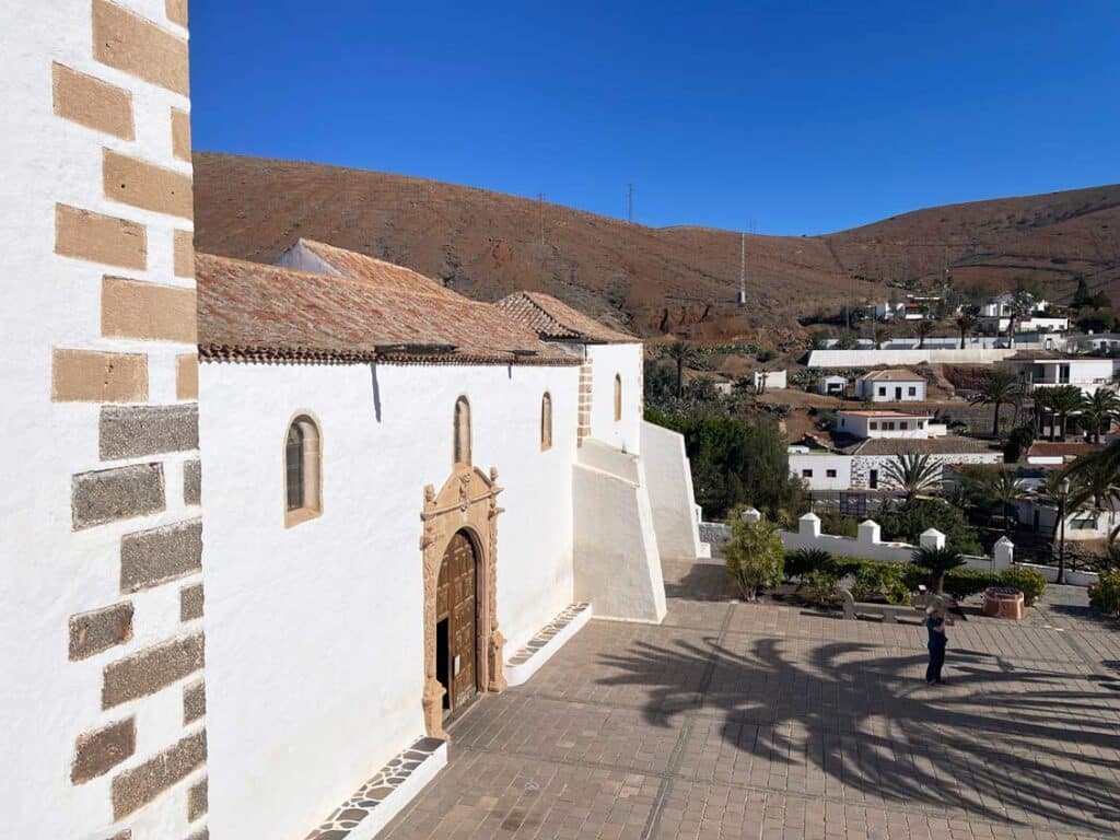 14+ Fuerteventura Sehenswürdigkeiten für den Familienurlaub weisse häuser in betancuria auf fuerteventura