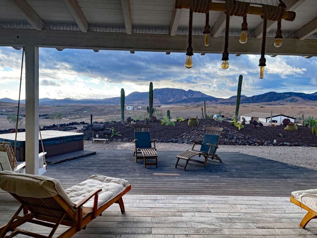 14+ Fuerteventura Sehenswürdigkeiten für den Familienurlaub blick-ueber-terrasse-auf-gartenmoebel-und-kakteen-auf-fuerteventura