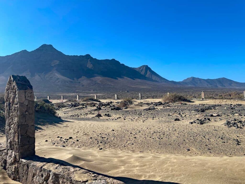 Unsere Top 11 Strände auf Fuerteventura friedhof-cofete-unter-sandduenen-vor-bergen