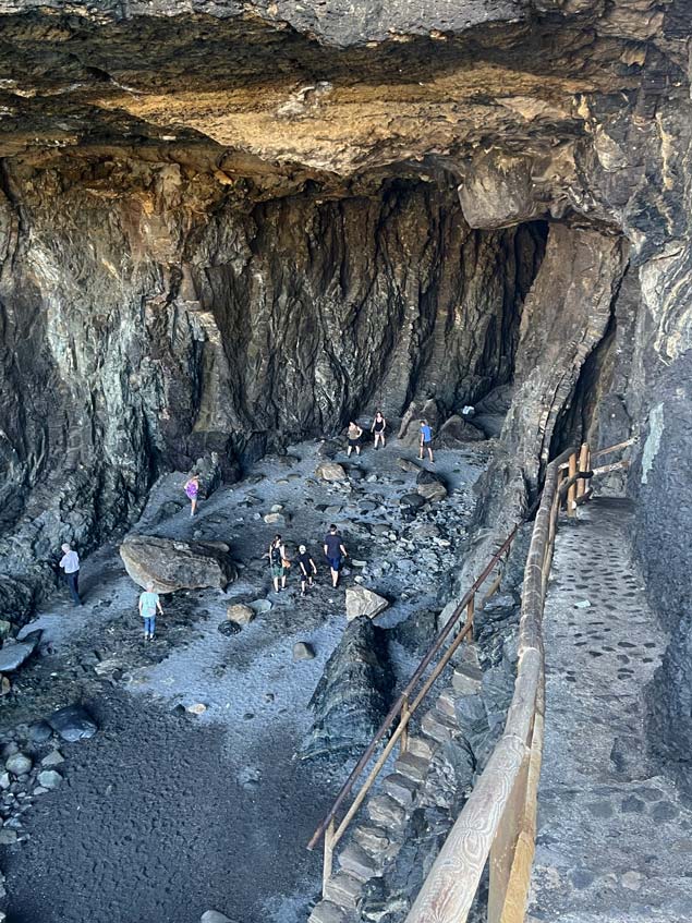 14+ Fuerteventura Sehenswürdigkeiten für den Familienurlaub hoehle von ajuy auf fuerteventura mit steiler treppe die hinunter führt