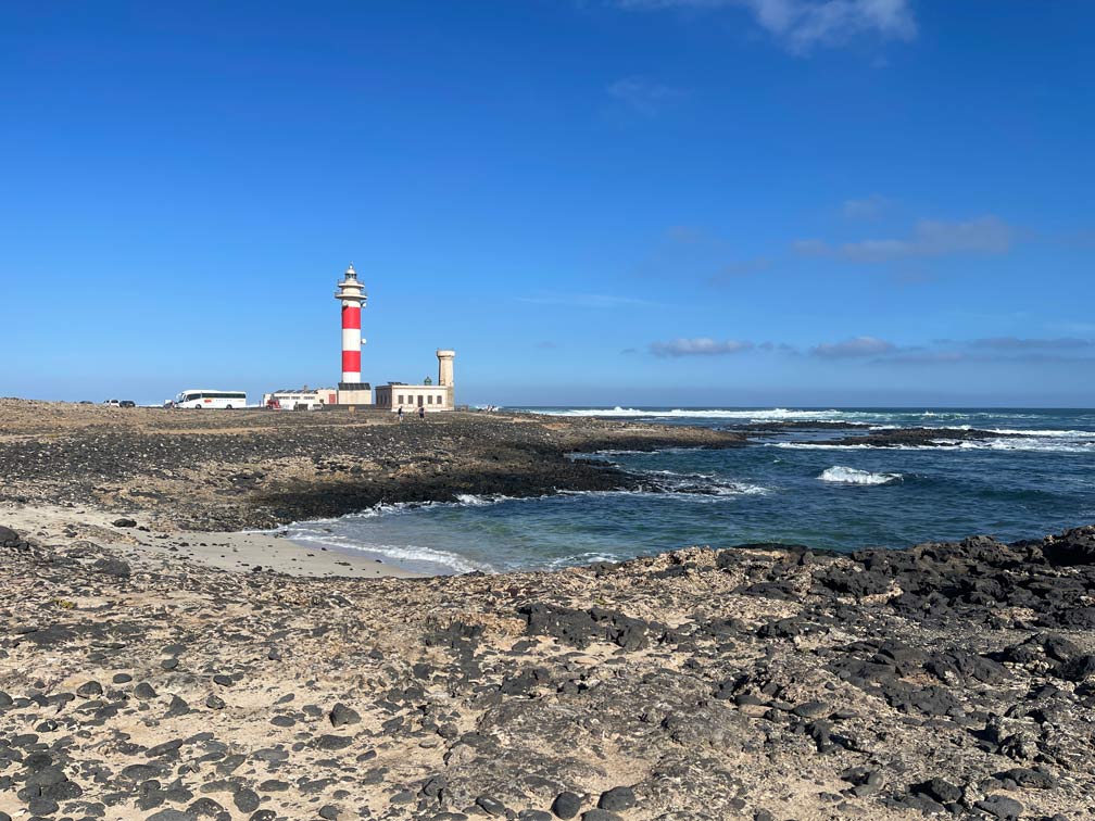 14+ Fuerteventura Sehenswürdigkeiten für den Familienurlaub leuchtturm an küste fuerteventura