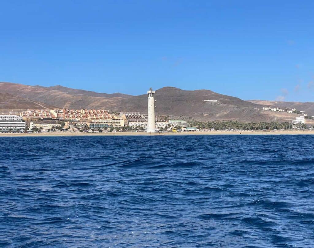 Unsere Top 11 Strände auf Fuerteventura weisser-leuchtturm-morro-jable-vom-wasser-aus