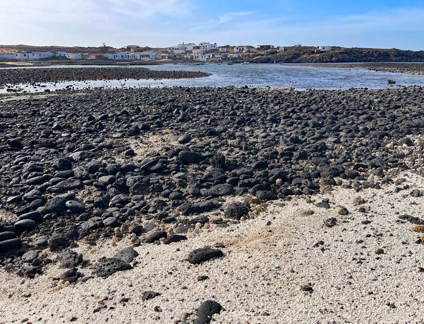 Unsere Top 11 Strände auf Fuerteventura strand-auf-fuerteventura-bei-ebbe-vorne-weisse-popcorn-formationen-dahinter-dunkle-steine