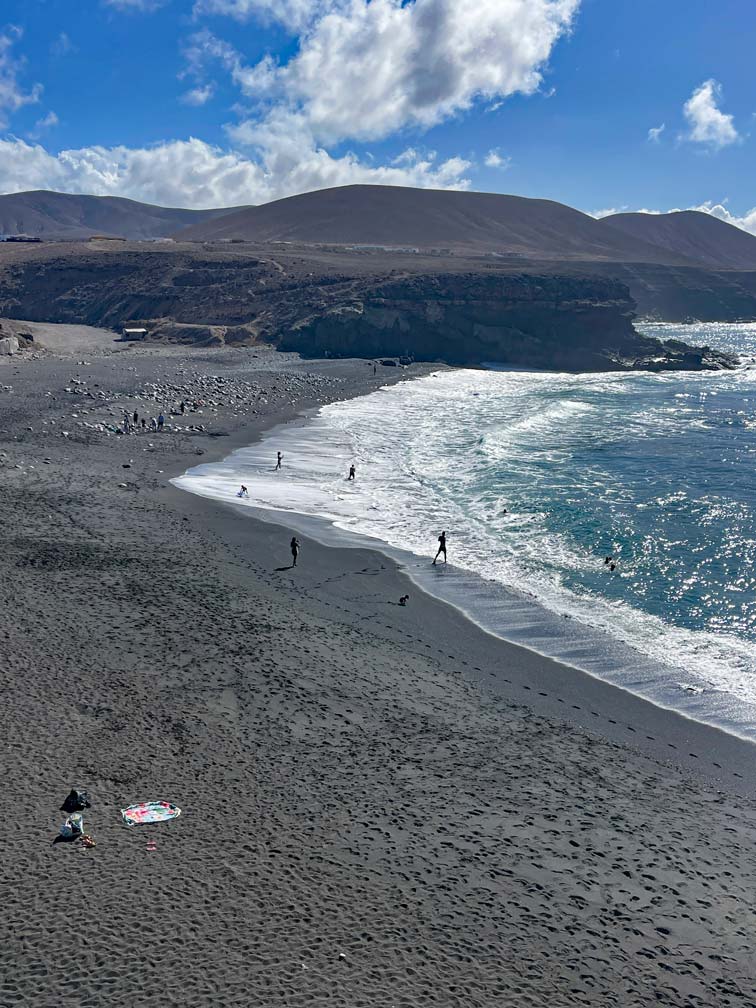 14+ Fuerteventura Sehenswürdigkeiten für den Familienurlaub schwarzer sandstrand auf fuerteventura