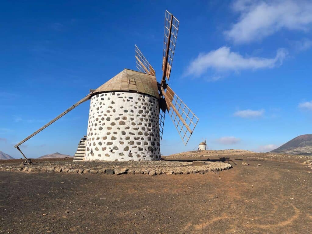 14+ Fuerteventura Sehenswürdigkeiten für den Familienurlaub windmuehlen-in-karger-landschaft-auf-fuerteventura